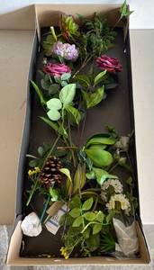 lot 80 image: Assorted Floral pieces