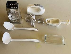 lot 27 image: Miscellaneous Kitchen items. Blender, measuring scoops, 2 ladles, butter dish, cheese grader