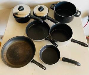 lot 31 image: Miscellaneous pots & pans