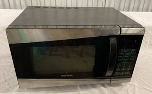 lot 116 image: West Bend 900 watt Microwave