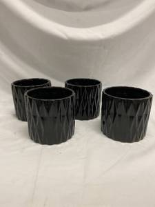 lot 352 image: Black Diamond Planters (4)