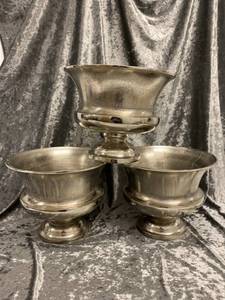 lot 520 image: Short Silver Urn (3)