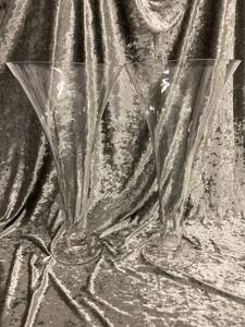 lot 523 image: Medium Glass Trumpet Vases (2)