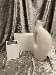 lot 550 image: Set of White Vases (3)