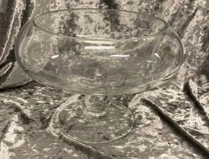 lot 578 image: Glass Footed Vase