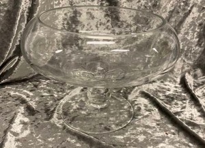 lot 580 image: Glass Footed Vase
