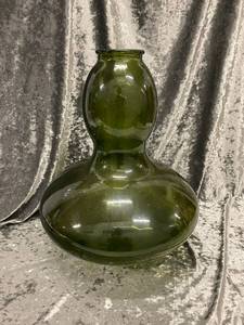 lot 559 image: Large Green Vase