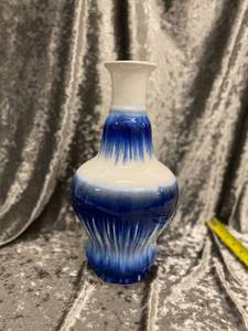 lot 554 image: BlueWhite Vase