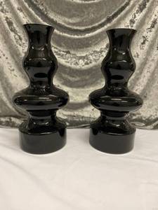lot 599 image: Black Matching Vases (2)