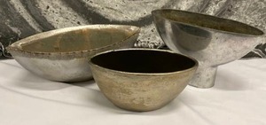 lot 605 image: 3 Silver Boat Planters