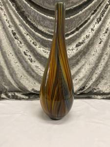 lot 609 image: Beautiful Multi Color Vase