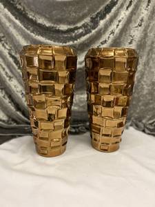 lot 649 image: Gold Patterned Vases (2)