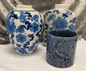 lot 658 image: Country Blue floral Vase