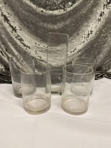 lot 689 image: Clear Glass Vases