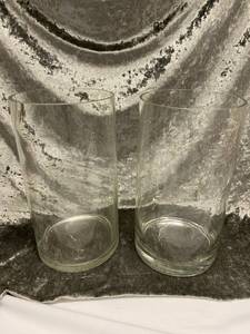 lot 711 image: 2 Glass Vases