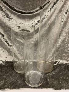 lot 714 image: 3 Tall Glass Vases