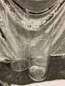 lot 716 image: 3 Tall Glass Vases
