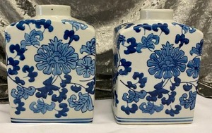 lot 661 image: Square country Blue Floral Vase