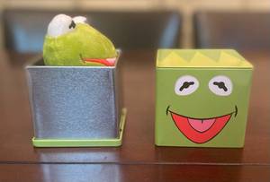 lot 198 image: Kermit the Frog Hallmark Cybeez Disney the Muppets 3x3 tin with Kitty Bittys Kermit the Frog
