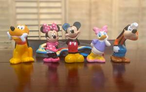lot 200 image: Mickey Mouse and Friends Bath Toys Mickey,, Minnie, Donald, Daisy, Goofy and Pluto with bag that attaches to the tub
