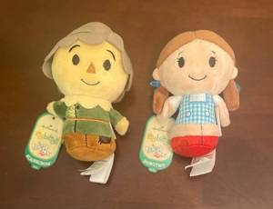 lot 202 image: Hallmark Itty-bitty Dorothy and Scarecrow 4 Plush toys