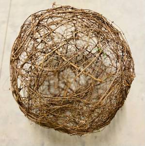 lot 402 image: 24 Round Grapevine Ball