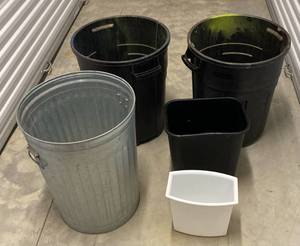 lot 432 image: 5 Trash Cans