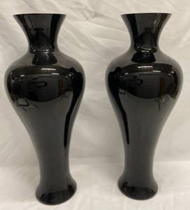 lot 477 image: 2 Black Vases 25 34 tall