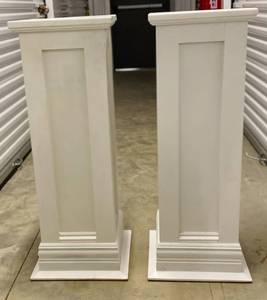 lot 604 image: 2 Wooden Pillars 40t x 14w