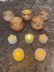 lot 746 image: 5 Rose Gold Votive Candle Holders and Battery votives