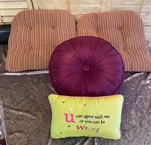 lot 762 image: 4 Pillows, 2 Seat covers, 2 Throw Pillows