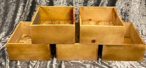 lot 527 image: 5 Wooden Planters