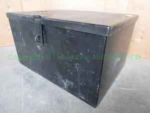 lot 16 image: Steel hinged lid storage box, approx. 2ft x 2ft x 1.5ft