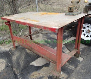 lot 275 image: Steel heavy duty utility table with mounted vise