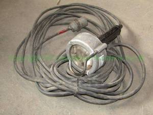 lot 213 image: Incandescent explosion proof utility lamp