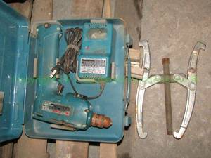 lot 193 image: Makita cordless drill and gear puller