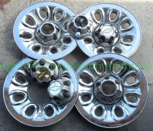 lot 70 image: GM hub cap set as shown