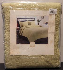 lot 9 image: OVERTURE TWIN SIZE FINELY STITCHED QUILT IN UNOPENED PACKAGE IN STYLECOLOR SHOWN. 68 x 86.
