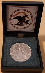 lot 32 image: 1988 AMERICAN EAGLE 1 OZ FINE SILVER DOLLAR COIN IN BOX HOLDER AS SHOWN.