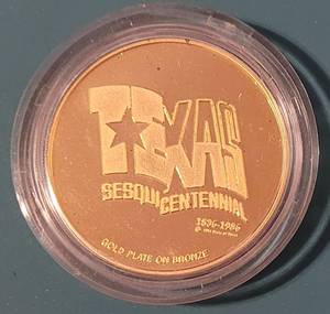 lot 35 image: TEXAS SESQUICENTENNIAL 1836-1986 GOLD PLATE ON BRONZE COIN WITH CASE AS SHOWN.