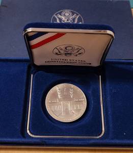 lot 37 image: 1984 LOS ANGELES XXIII OLIMPIAD SILVER DOLLAR COIN IN COMMEMORATIVE BOX AS SHOWN.