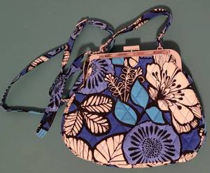lot 48 image: VERA BRADLEY HAND BAG  PURSE IN STYLE, COLOR, AND CONDITION SHOWN.