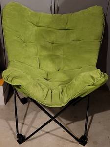 lot 122 image: CUSHIONED FOLDING LOUNGE CHAIR IN STYLE, COLOR, AND CONDITION SHOWN.