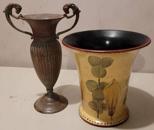 lot 128 image: LOT OF HOME DECOR VASES AS SHOWN.