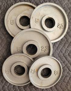 lot 141 image: LOT OF 5 BARBELL WEIGHT PLATES IN ASSORTED SIZES AS SHOWN. (3) 5 LBS AND (2) 2.5 LBS. (YOUR BID X 5)