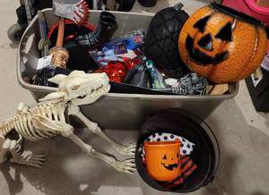 lot 221 image: LOT OF ASSORTED HALLOWEEN DECORATIONS AS SHOWN.