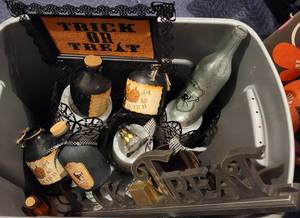 lot 253 image: LOT OF ASSORTED HALLOWEEN DECORATIONS AS SHOWN.
