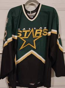 lot 261 image: DALLAS STARS BRET HULL #22 JERSEY AS SHOWN.