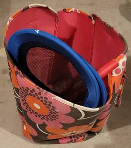 lot 286 image: LARGE SIZE BEACH BAG WITH CONTENTS AS SHOWN.