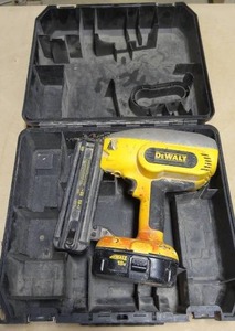 lot 50 image: Dewalt DC608 18-Gauge Brad Nailer w Battery & Case